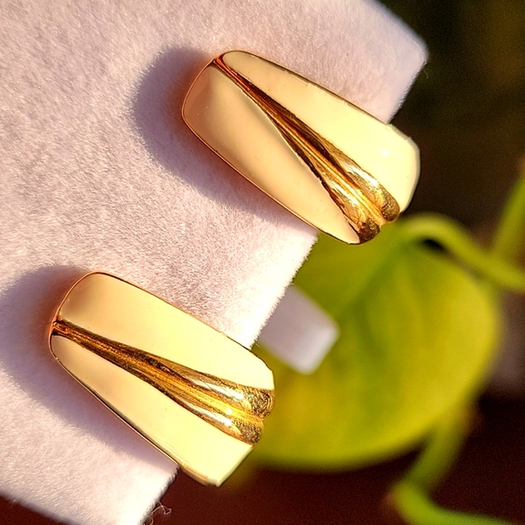 Vintage Ivory Enamel Earrings Gold Tone Clip-on - Picture 1 of 11
